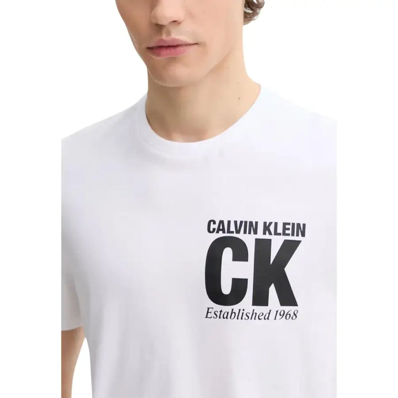 Blanc Calvin Klein hommes t-shirt avec le logo CK noir en gras et l'inscription « Établi en 1968 » sur le devant