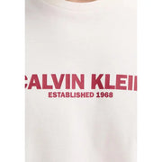 Blanc Calvin Klein hommes t-shirt avec du rouge vif Calvin Klein et l'inscription « 1968 » sur la poitrine