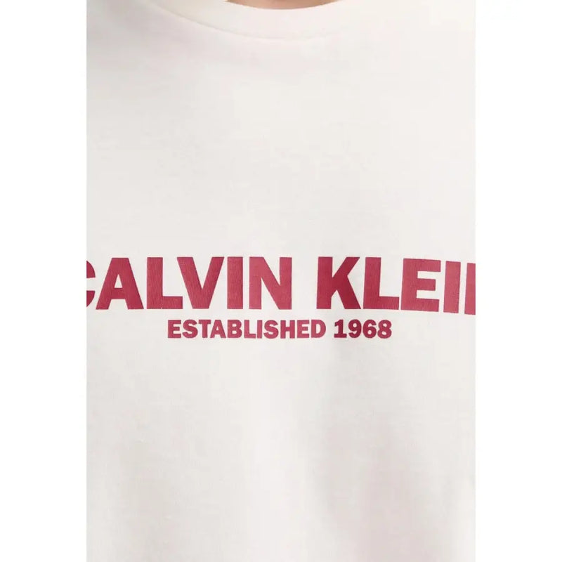 Blanc Calvin Klein hommes t-shirt avec du rouge vif Calvin Klein et l'inscription « 1968 » sur la poitrine