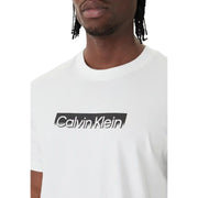 Blanc Calvin Klein hommes t-shirt orné d'un logo rectangulaire noir avec des lettres en gras à l'aspect vieilli sur le devant