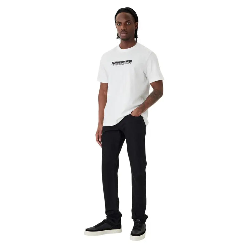 Calvin Klein hommes t-shirt en coton blanc orné d'un logo rectangulaire noir sur la poitrine