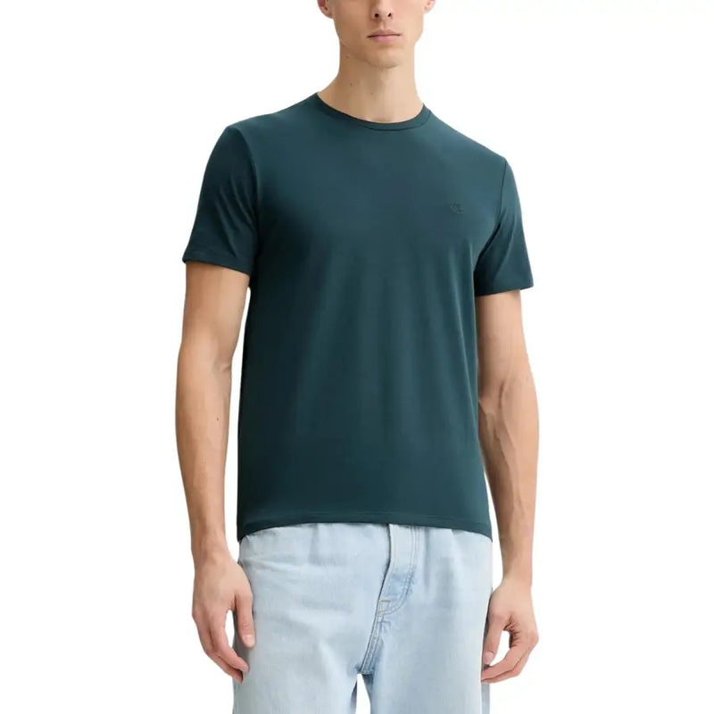 T-shirt en coton bleu sarcelle foncé à col rond t-shirt avec un logo brodé discret sur la poitrine gauche par Calvin Klein collection homme