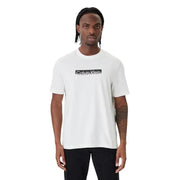 Calvin Klein hommes t-shirt en coton blanc avec un logo rectangulaire noir sur la poitrine pour une tenue décontractée