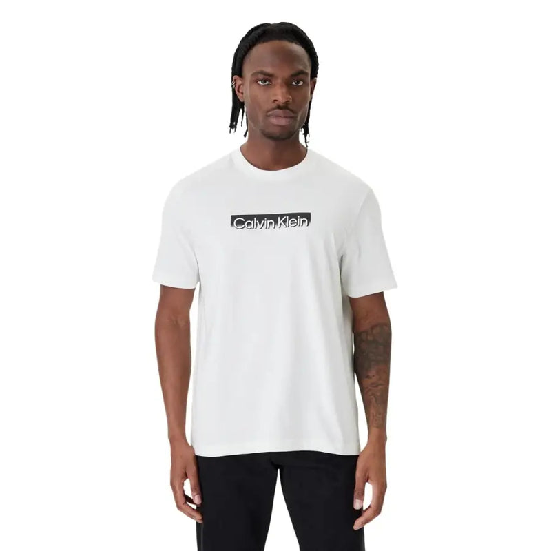 Calvin Klein hommes t-shirt en coton blanc avec un logo rectangulaire noir sur la poitrine pour une tenue décontractée