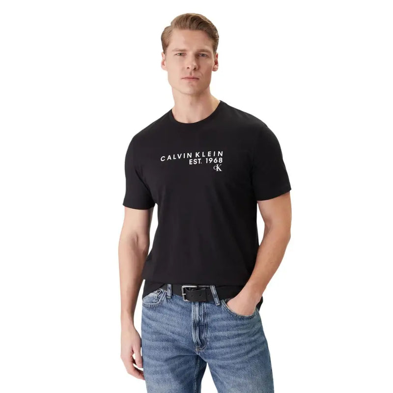 T-shirt noir Calvin Klein pour homme, en coton, avec logo blanc imprimé et col rond, idéal pour un style décontracté.