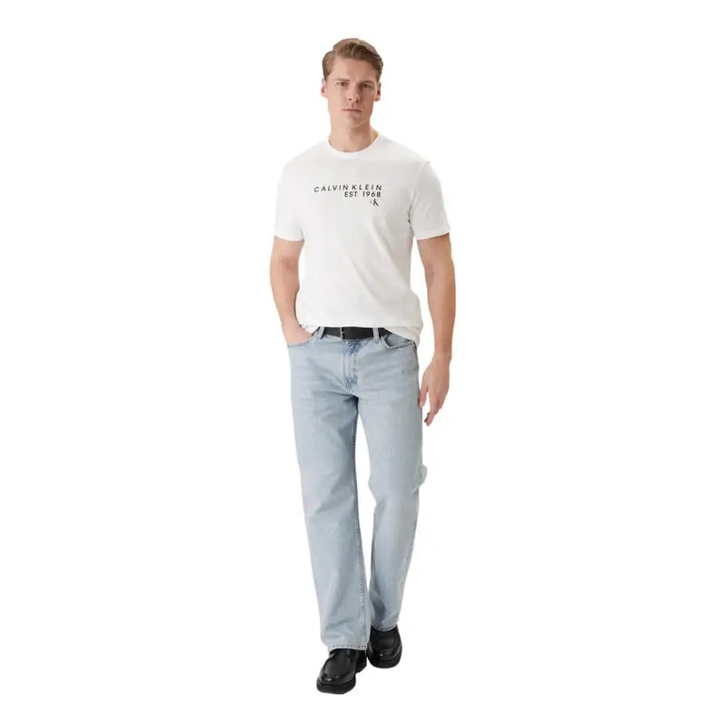 Calvin Klein T-shirt homme blanc en coton, col rond, avec logo Calvin Klein noir (fondé en 1968) et emblème CK sur la poitrine