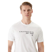 Calvin Klein T-shirt homme blanc en coton, col rond, imprimé Calvin Klein noir sur le devant, idéal pour une tenue décontractée.