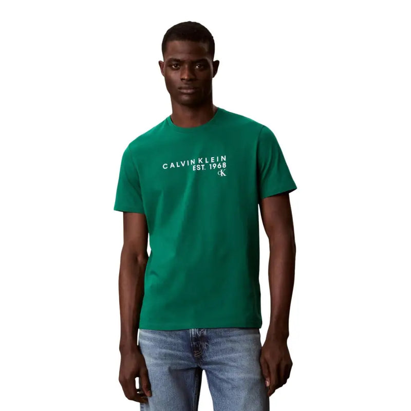 T-shirt Calvin Klein vert pour homme, col rond, manches courtes, en coton avec logo blanc, conçu pour un style décontracté.