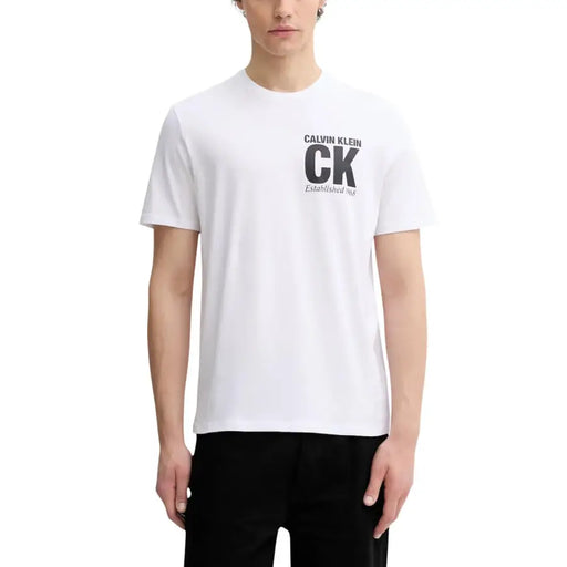 Calvin Klein hommes t-shirt T-shirt en coton blanc avec logo CK noir en gras et inscription « Établi en 1986 » sur la poitrine