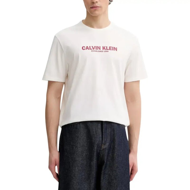 Calvin Klein hommes t-shirt T-shirt en coton blanc avec logo rose Calvin Klein « Établi en 1969 » imprimé sur la poitrine