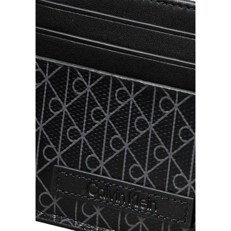 Calvin Klein Portefeuille homme noir avec porte-cartes, motif géométrique discret et finitions en cuir cousues.