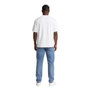 Calvin Klein T-shirt blanc en coton à col rond et manches courtes pour homme, porté par un mannequin (vue de face)