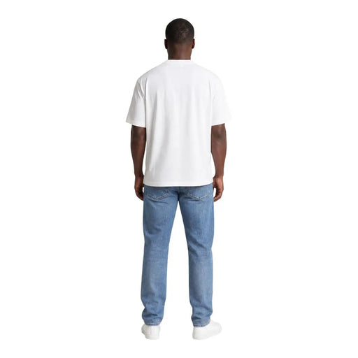 Calvin Klein T-shirt blanc en coton à col rond et manches courtes pour homme, porté par un mannequin (vue de face)