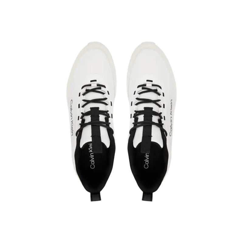 Baskets Calvin Klein pour homme, blanches, en polyester, à lacets noirs et logo visible.