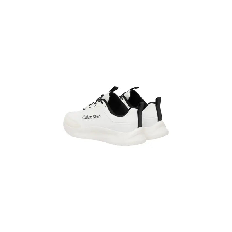 Calvin Klein Baskets blanches à lacets pour homme en polyester, avec languettes noires au talon et logo sur le côté.