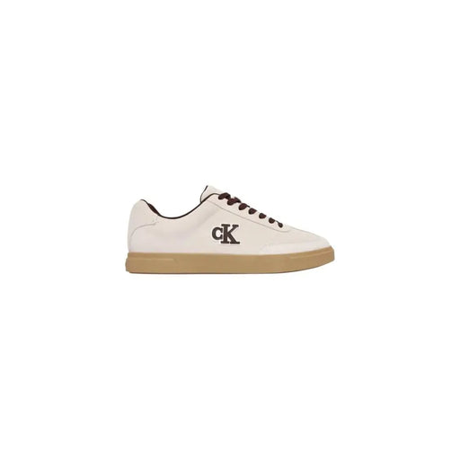 Calvin Klein baskets basses sportives en daim blanc pour hommestop Baskets à lacets noirs, semelle en caoutchouc beige et logo CK sur le côté