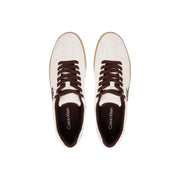 Calvin Klein Baskets sport pour homme en daim blanc avec lacets marron et semelle en caoutchouc beige (vue de face)