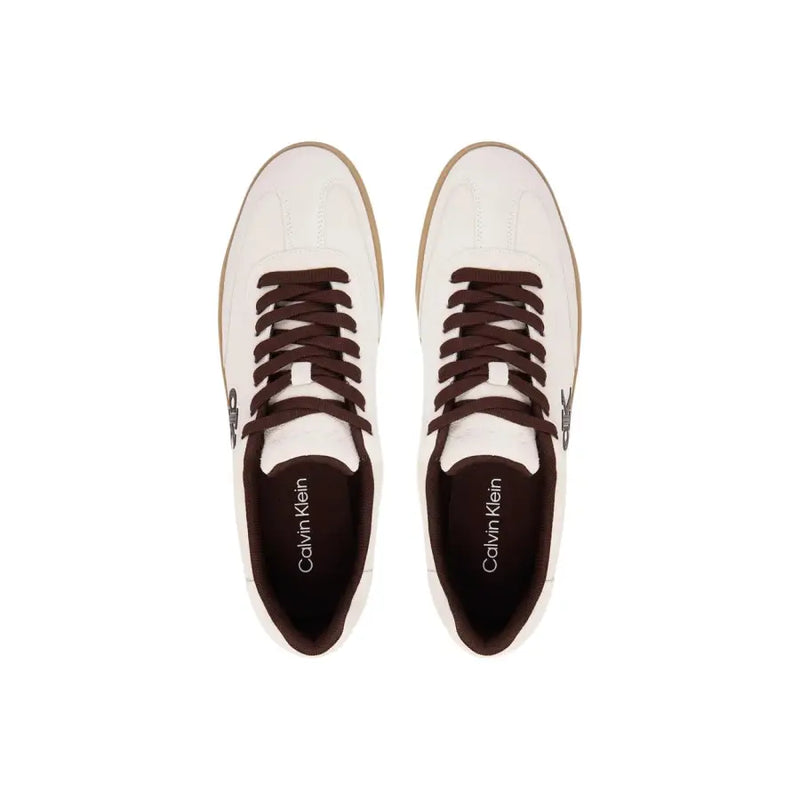 Calvin Klein Baskets sport pour homme en daim blanc avec lacets marron et semelle en caoutchouc beige (vue de face)