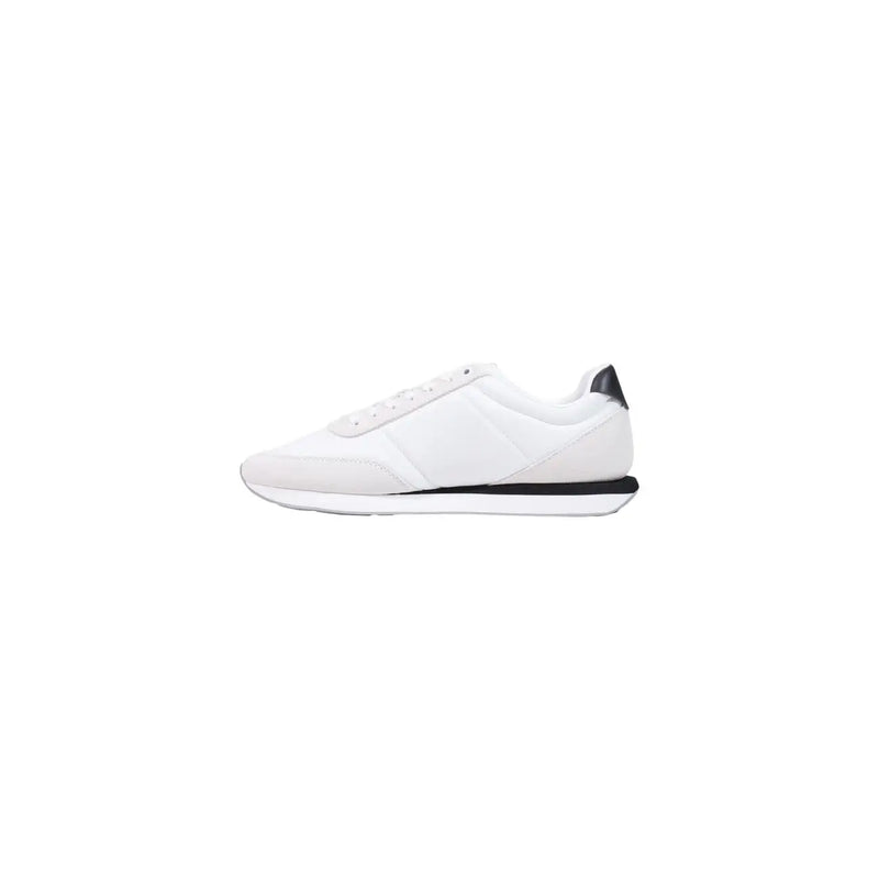 Calvin Klein Baskets montantes blanches en textile pour homme, avec empiècements noirs au talon et sur la semelle intermédiaire, dans un style minimaliste.