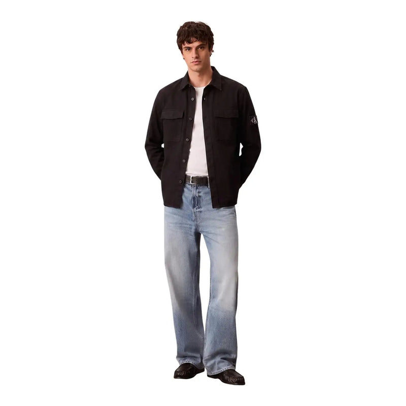 Calvin Klein Chemise noire en coton pour homme, à manches longues, deux poches poitrine et un discret logo sur la manche.