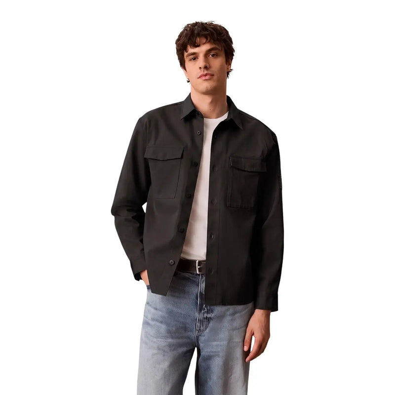 Calvin Klein Chemise noire classique en coton pour homme, manches longues, deux poches poitrine et col, idéale pour les occasions formelles.