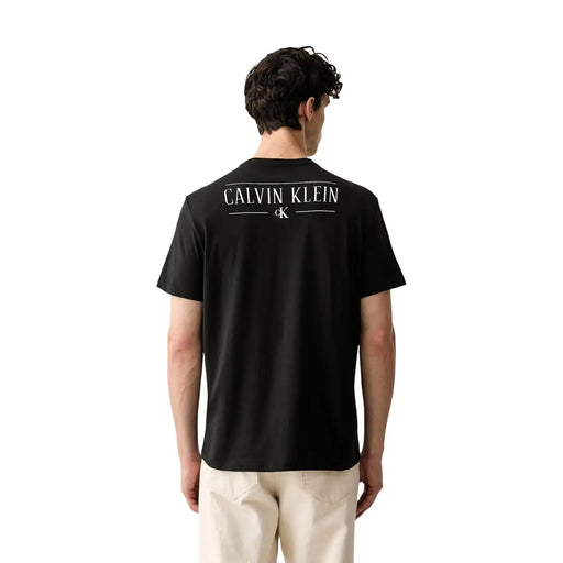 T-shirt Calvin Klein pour homme, en coton noir, coupe classique, dos visible avec logo Calvin Klein blanc et monogramme CK imprimés.