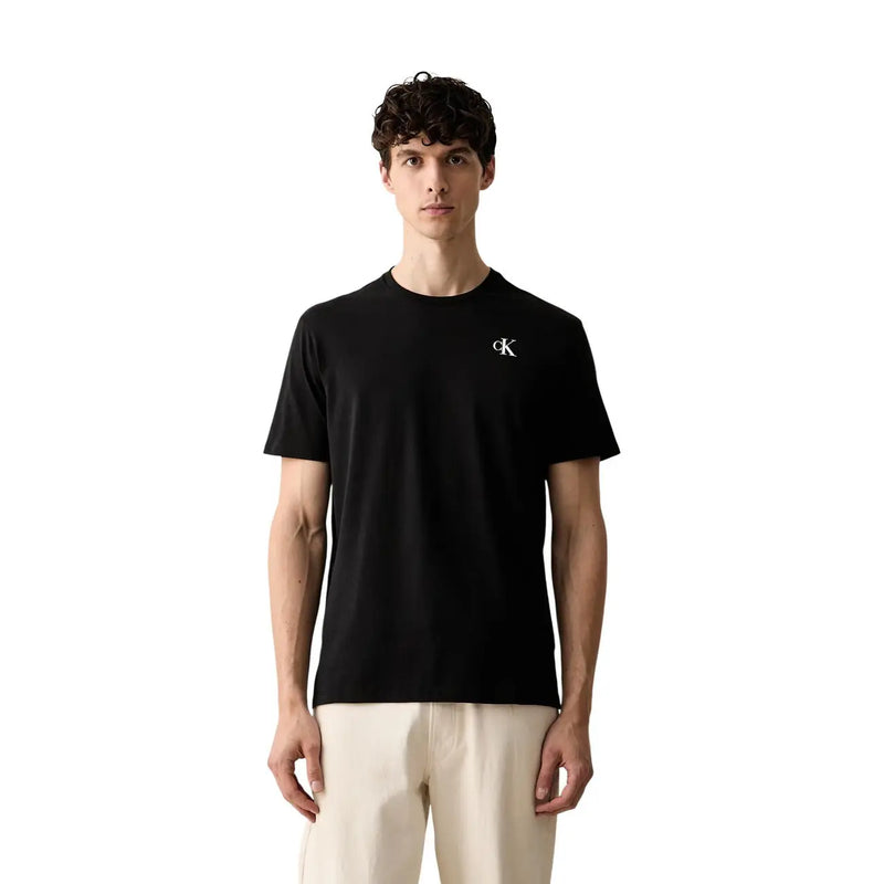 Calvin Klein T-shirt noir en coton pour homme, coupe classique, avec petit logo CK blanc sur la poitrine gauche.