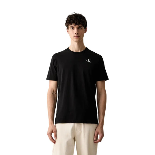 Calvin Klein T-shirt noir en coton pour homme, coupe classique, avec petit logo CK blanc sur la poitrine gauche.