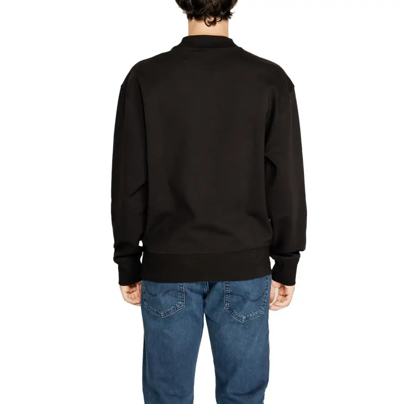 Calvin Klein men’s black crewneck sweatshirt with ribbed cuffs and hem made of soft material for casual wear