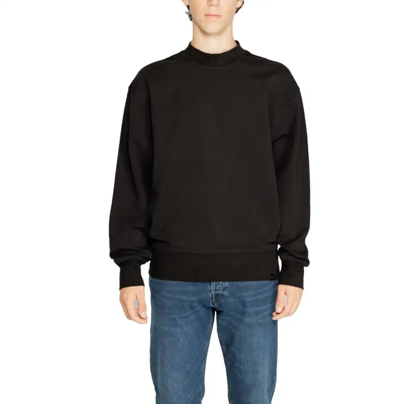 Calvin Klein men’s black crewneck sweatshirt with soft relaxed fit and ribbed cuffs