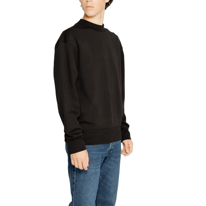 Calvin Klein men’s black crewneck sweatshirt with long sleeves ribbed cuffs casual wear cotton blend