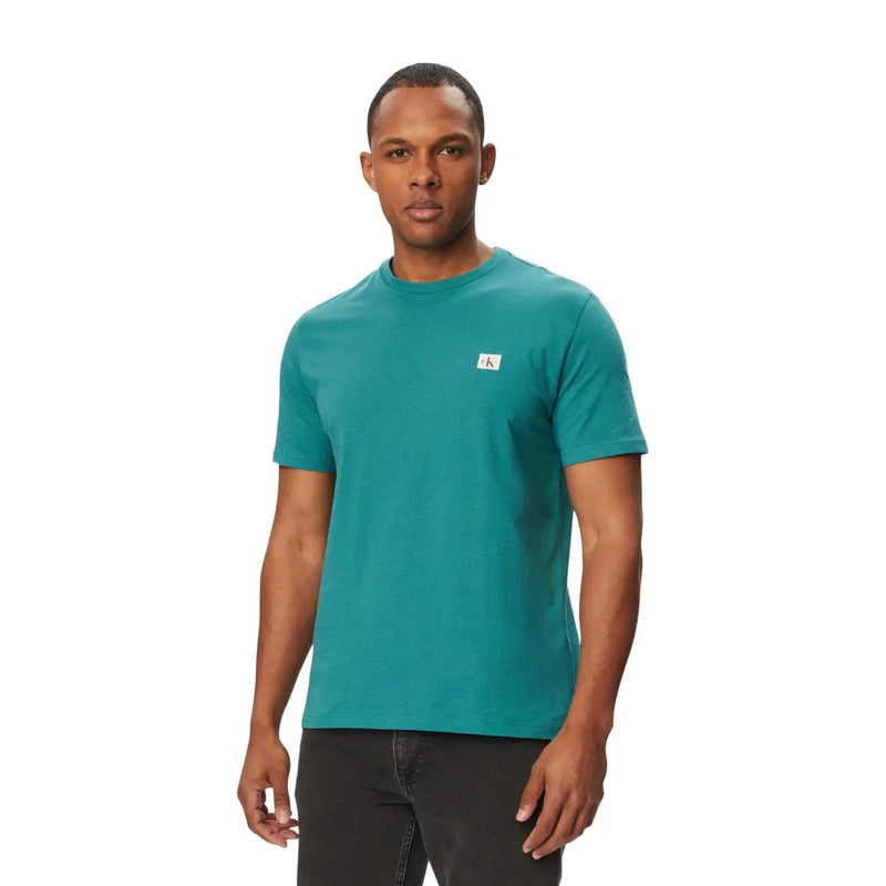 Calvin Klein T-shirt homme en coton vert avec un empiècement logo blanc turquoise sur la poitrine gauche
