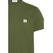 Calvin Klein T-shirt homme en coton vert olive à manches courtes et petit logo blanc sur la poitrine.