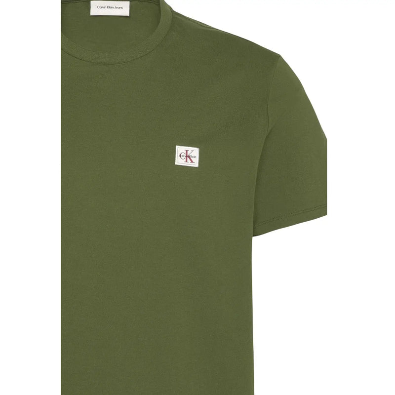 Calvin Klein T-shirt homme en coton vert olive à manches courtes et petit logo blanc sur la poitrine.