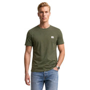 Vert olive Calvin Klein T-shirt homme à manches courtes en coton avec un petit logo blanc sur la poitrine gauche