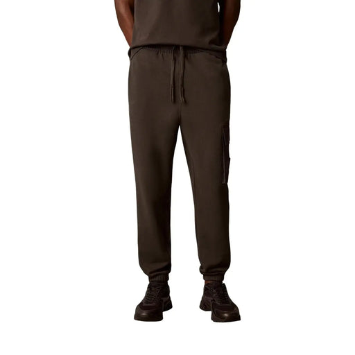 Calvin Klein Pantalon gris pour homme en mélange de coton, avec taille élastiquée, cordon de serrage, poches latérales et ourlets côtelés vert olive foncé.