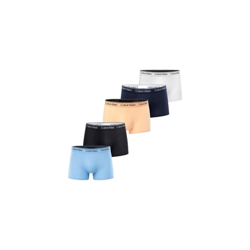 Lot de cinq slips Calvin Klein pour homme, taille basse, de couleur bleu clair, noir, pêche, marine et blanc, unis, pour un usage quotidien.