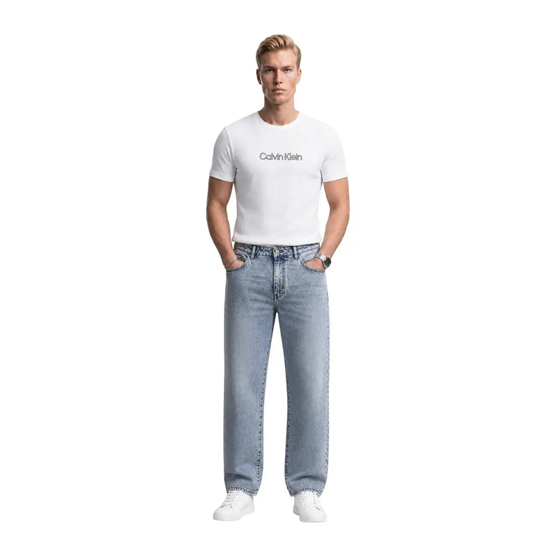 T-shirt Calvin Klein pour homme en coton blanc avec logo gris discret et col rond classique.