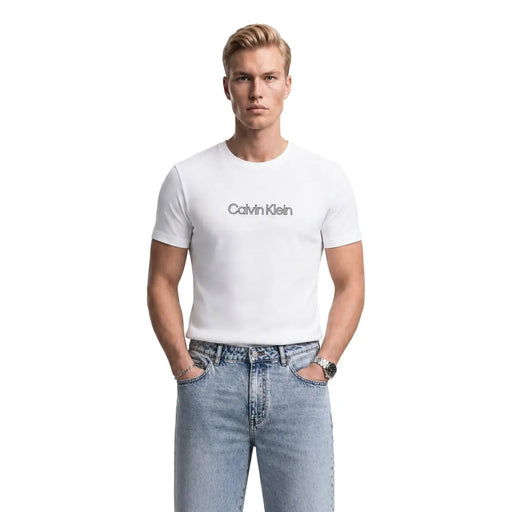 Calvin Klein T-shirt blanc en coton pour homme avec un logo discret gris sur la poitrine