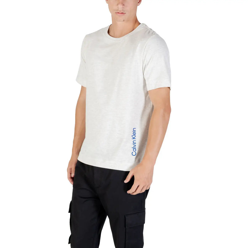 Calvin Klein T-shirt de sport pour homme, blanc en mélange de coton, avec logo bleu vertical sur le côté gauche, idéal pour une tenue décontractée.