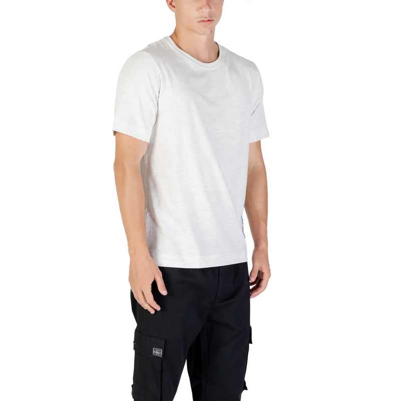 Calvin Klein T-shirt de sport pour homme, gris en mélange de coton, avec col rond en coton blanc et détails de coutures latérales discrets.