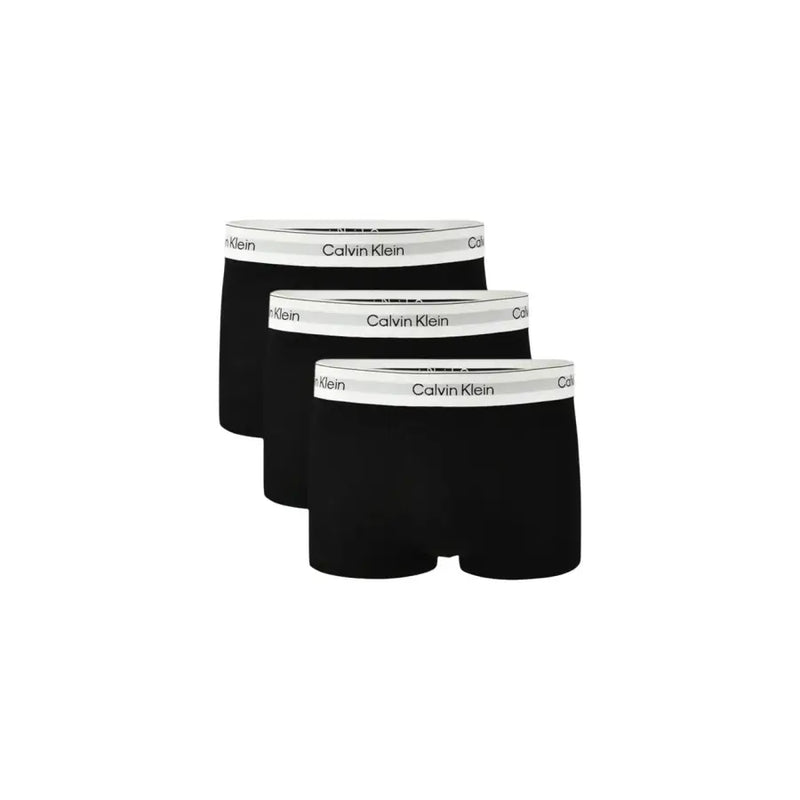 Noir Calvin Klein Boxers pour hommes avec ceinture élastique blanche et logo noir.