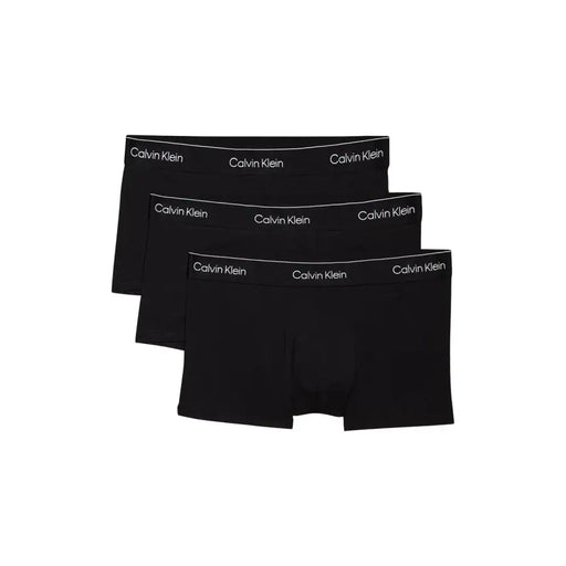 Boxers noirs Calvin Klein avec liseré logo blanc, conçus pour les hommes et offrant un confort optimal au quotidien.