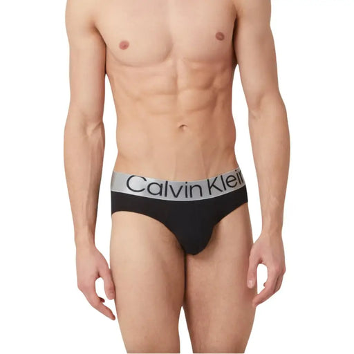 Noir Calvin Klein slips avec ceinture à logo argenté conçus pour les hommes Calvin Klein collection de sous-vêtements