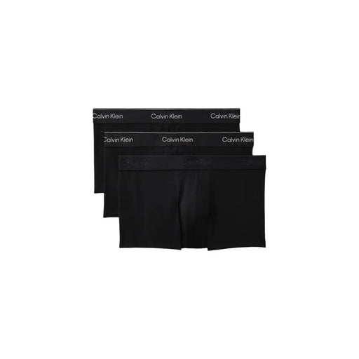 Noir Calvin Klein caleçons boxers avec une bande logo blanche discrète, conçus pour les sous-vêtements masculins