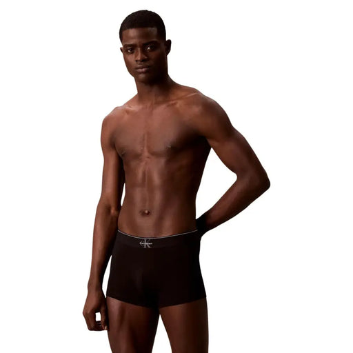 Boxer noir Calvin Klein pour homme, avec logo et finitions blancs.