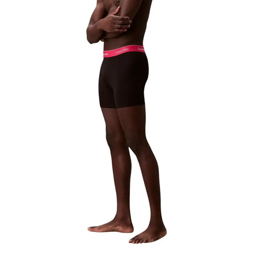 Noir Calvin Klein Boxers avec ceinture à logo rose vif, conçus pour le confort et le style des sous-vêtements masculins