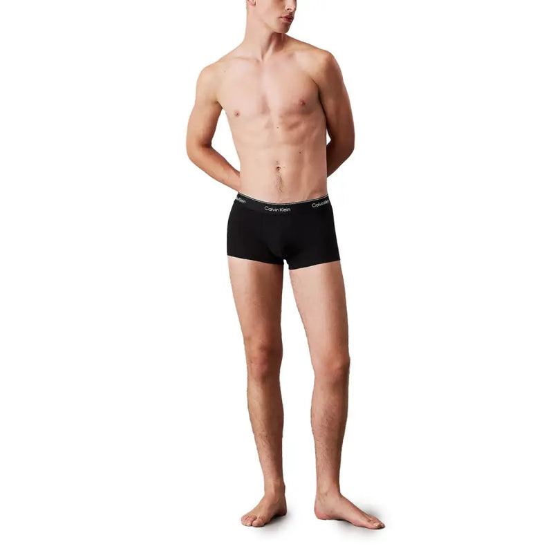 Boxer noir Calvin Klein avec logo blanc à la taille, issu de la collection de sous-vêtements homme Calvin Klein.