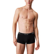 Noir Calvin Klein Boxers pour hommes avec une bande blanche à logo, conçus pour le confort et un usage quotidien.
