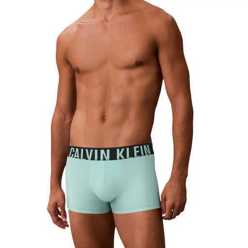 bleu clair Calvin Klein Boxers pour hommes avec ceinture noire et détails blancs Calvin Klein logo